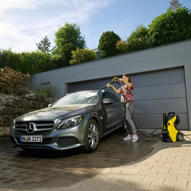 Een auto wassen met een hogedrukreiniger
