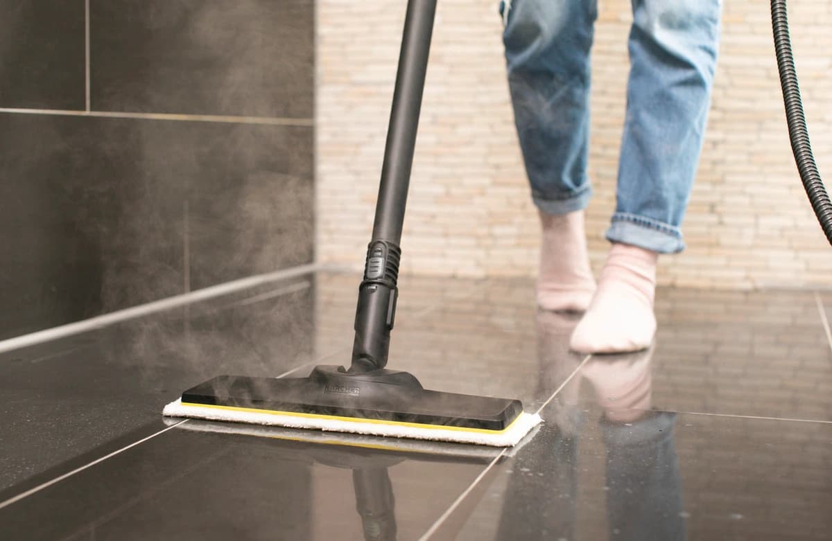 Een tegelvloer schoonmaken met Karcher stoomreiniger
