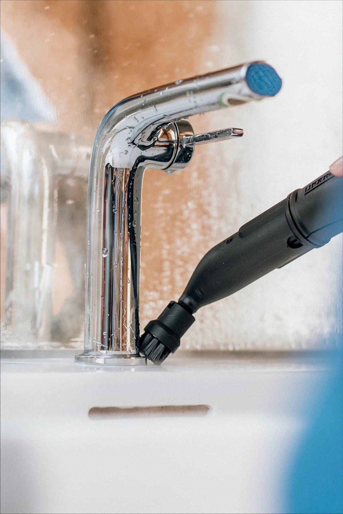 Een gootsteen schoonmaken met Karcher stoomreiniger
